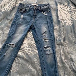 Universal distressed skinny jeans by Kancan